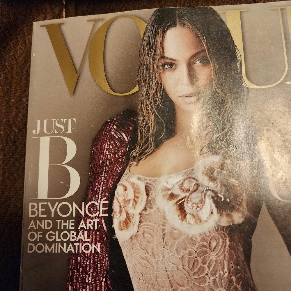 Pair of Vogue Magazines- Taylor Swift and Beyonce - Picture 8 of 12